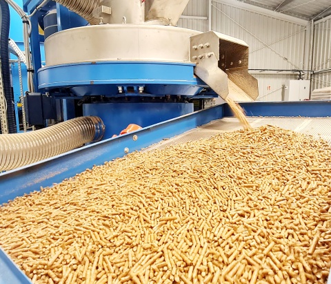 Drewno opałowe | Pellet drzewny EN A1 17,1 MJ/kg (4,75kwh/kg) - PALETA 990 kg Drewno opałowe | Pellet drzewny EN A1 17,1 MJ/kg (4,75kwh/kg) - PALETA 990 kg